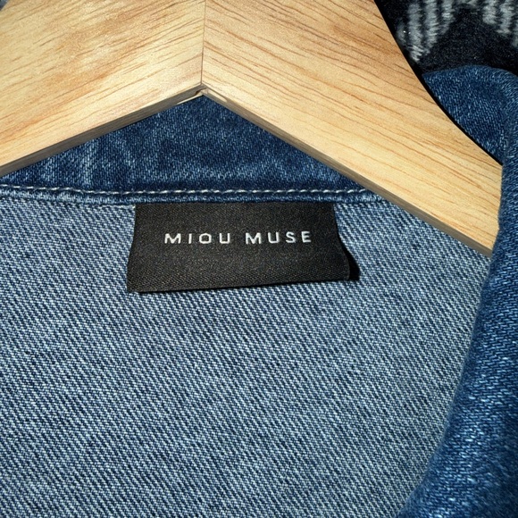 Casual Blue Denim Button-Up Crop Top - Picture 3 of 4